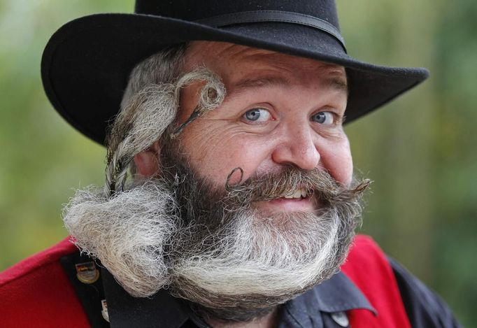 German hairdresser Elmar Weisser, 48, poses with his beard, which is shaped as a stork, during the 2012 European Beard and Moustache Championships in Wittersdorf near Mulhouse, Eastern France, September 22, 2012. Weisser, who won the World Beard and Moustache Championship in 2011, ranked second in the freestyle category of the European championships on Saturday. Picture taken September 22, 2012. REUTERS/Vincent Kessler (FRANCE - Tags: SOCIETY TPX IMAGES OF THE DAY) Published: Zář. 23, 2012, 11:40 dop.