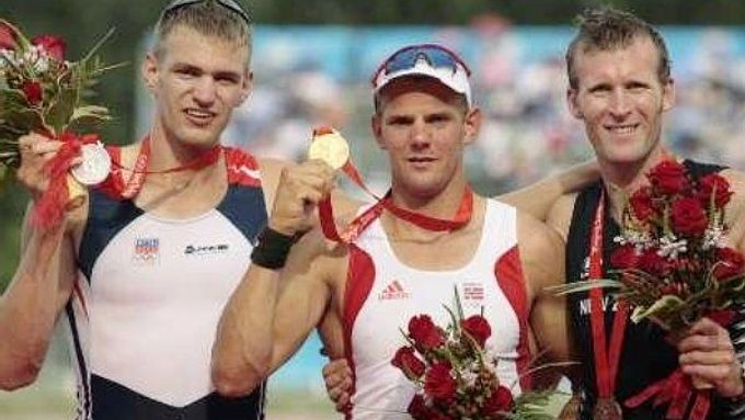 Stupně vítězů (zleva): stříbrný Ondřej Synek, zlatý Nor Olaf Tufte, bronzový Novozélanďan Mahe Drysdale.
