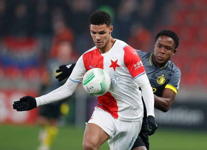 Alexander Bah a Luis Sinisterra  v zápase EL Slavia - Feyenoord