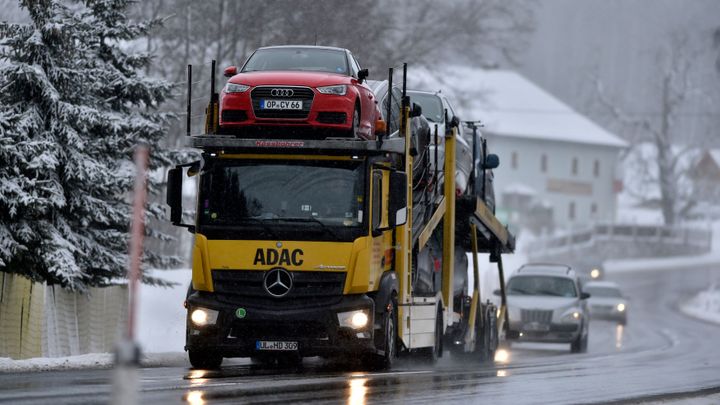 V Libereckém kraji v noci sněžilo, komplikace na silnicích jsou i v dalších krajích