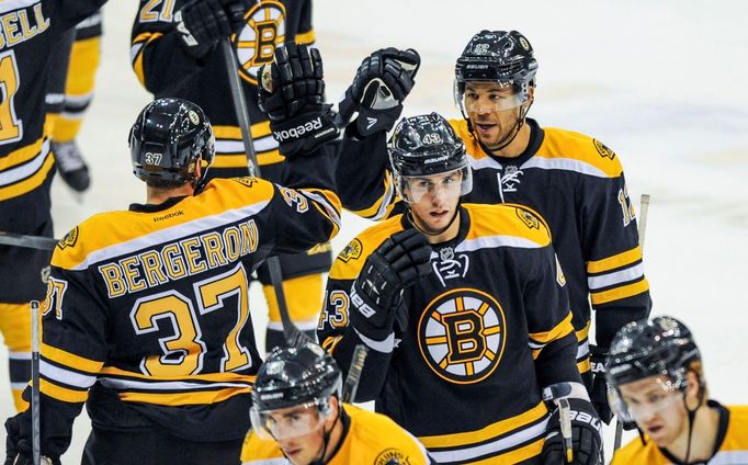 Iginla a Bergeron (Bruins) se radují z vítězství