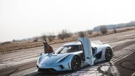 Koengsegg Regera - Podobně jako v případě Rolls-Royce ani švédský hypersport Koenigsegg nenajdete bez jeho charakteristických dveří. Na ně má automobilka sídlící na bývalé základně královského letectva vlastní patent. Dveře se vysouvají ven a pak vyklápí vpřed. Takže pozor na obrubníky.