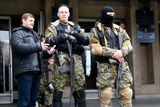 Postupem času se ovšem objevili ozbrojenci, kteří si výbavou nezadají s příslušníky speciálních jednotek, ve východoukrajinském Slavjansku. Podle Ruska "zastánci federalizace".