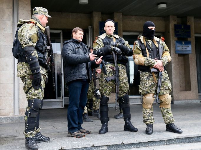 Po zuby ozbrojení separatisté ve Slavjansku. (14. dubna 2014)