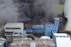 Dětmarovickou elektrárnu budou hasiči hasit několik desítek hodin, škodu odhadují na 100 milionů