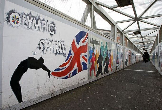 Stratford. Sportovní olympijská tématika je vidět již nyní třeba na mostě přes stanici metra Stratford i na billboardech v okolí.