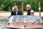 Benátky, Itálie: Filmová hvězda George Clooney mává z taxíku při příjezdu na zahajovací den 82. filmového festivalu v Benátkách.