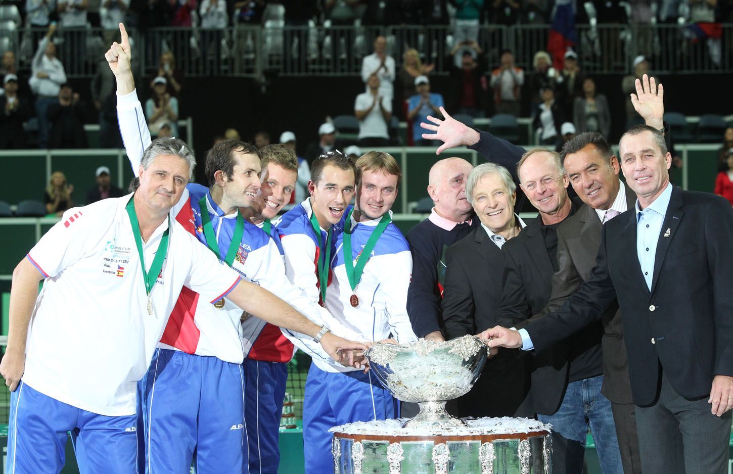 Čeští tenisté se radují z vítězství ve finále Davis Cupu 2012 proti Španělsku.