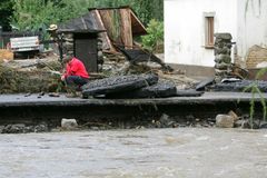Opravy po povodních váznou, brzdí je administrativa