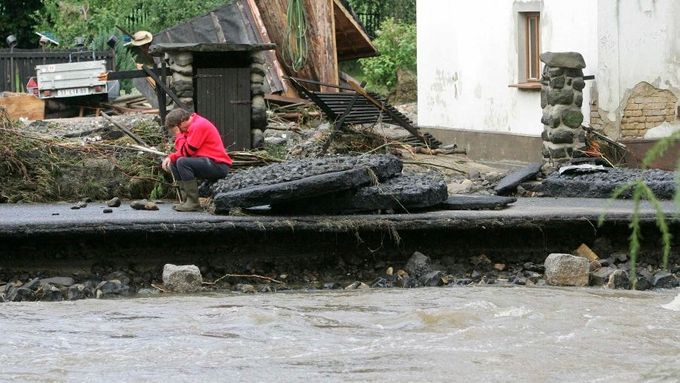 Při loňských povodních přišly dva tisíce obyvatel kraje o střechu nad hlavou.