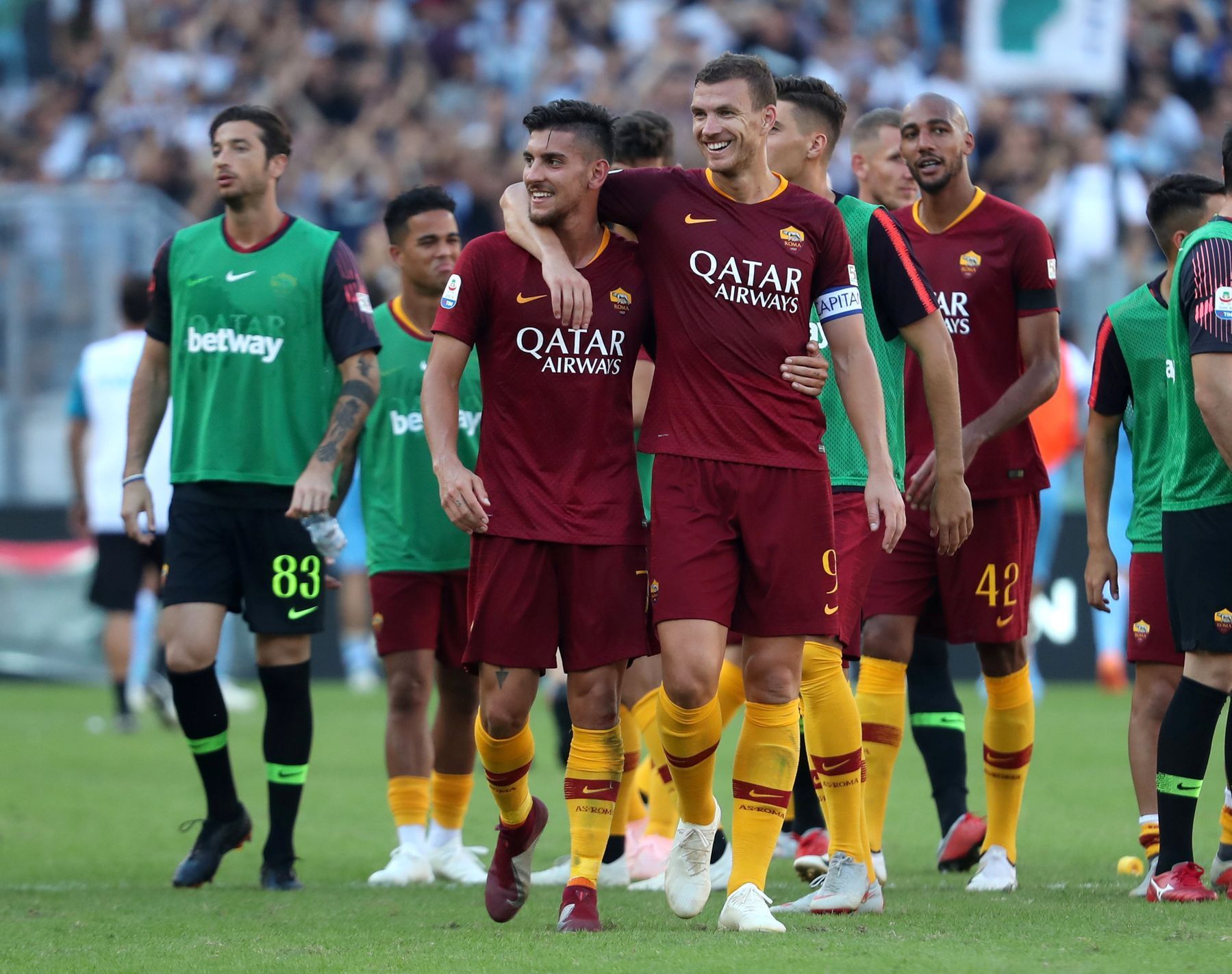 7. kolo italské Serie A 2018/19, AS Řím - Lazio: Lorenzo Pellegrini (vlevo) a Edin Džeko slaví vítězství AS.