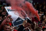 Nedělní zápas si nenechaly ujít tisíce fanoušků "Reds", kteří dorazili do hlediště s četnými podobenkami trenérské legendy.