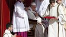 The pallium is fitted on Pope Francis during his inaugural mass in Saint Peter's Square at the Vatican, March 19, 2013. Pope Francis celebrates his inaugural mass on Tuesday among political and religious leaders from around the world and amid a wave of hope for a renewal of the scandal-plagued Roman Catholic Church. REUTERS/Stefano Rellandini (VATICAN - Tags: RELIGION POLITICS) Published: Bře. 19, 2013, 9:08 dop.