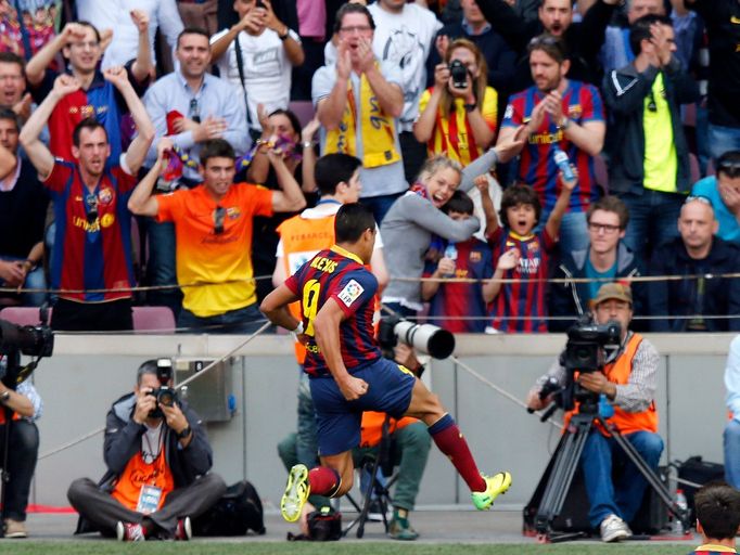 Alexis Sánchez slaví gól v utkání La ligy Barcelona vs. Atlético Madrid