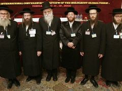 Na konferenci přijela i pětice rabínů z organizace Neturei Karta odmítající sionismus a stát Izrael.. 