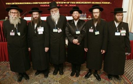Ortodoxní rabíni na konferenci o holokaustu