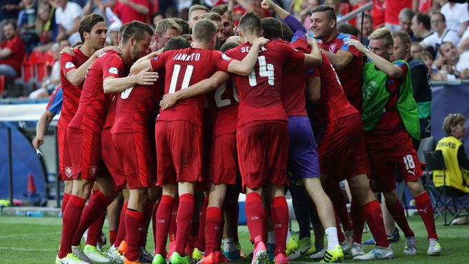 Radost české fotbalové reprezentace včetně realizačního týmu.