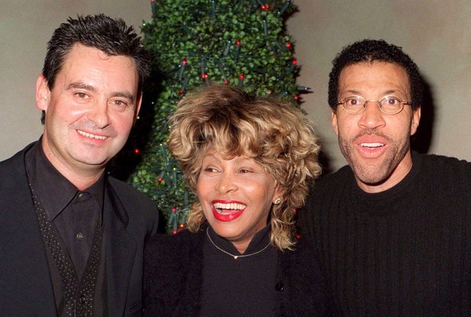 Tina Turner s pozdějším manželem Erwinem Bachem a zpěvákem Lionelem Richiem, 1998.