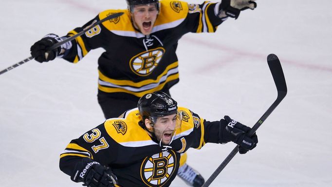 Bergeron a Seguin se radují z postupového gólu Bostonu proti Torontu