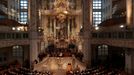 Páteční vzpomínkové shromáždění ve Frauenkirche.