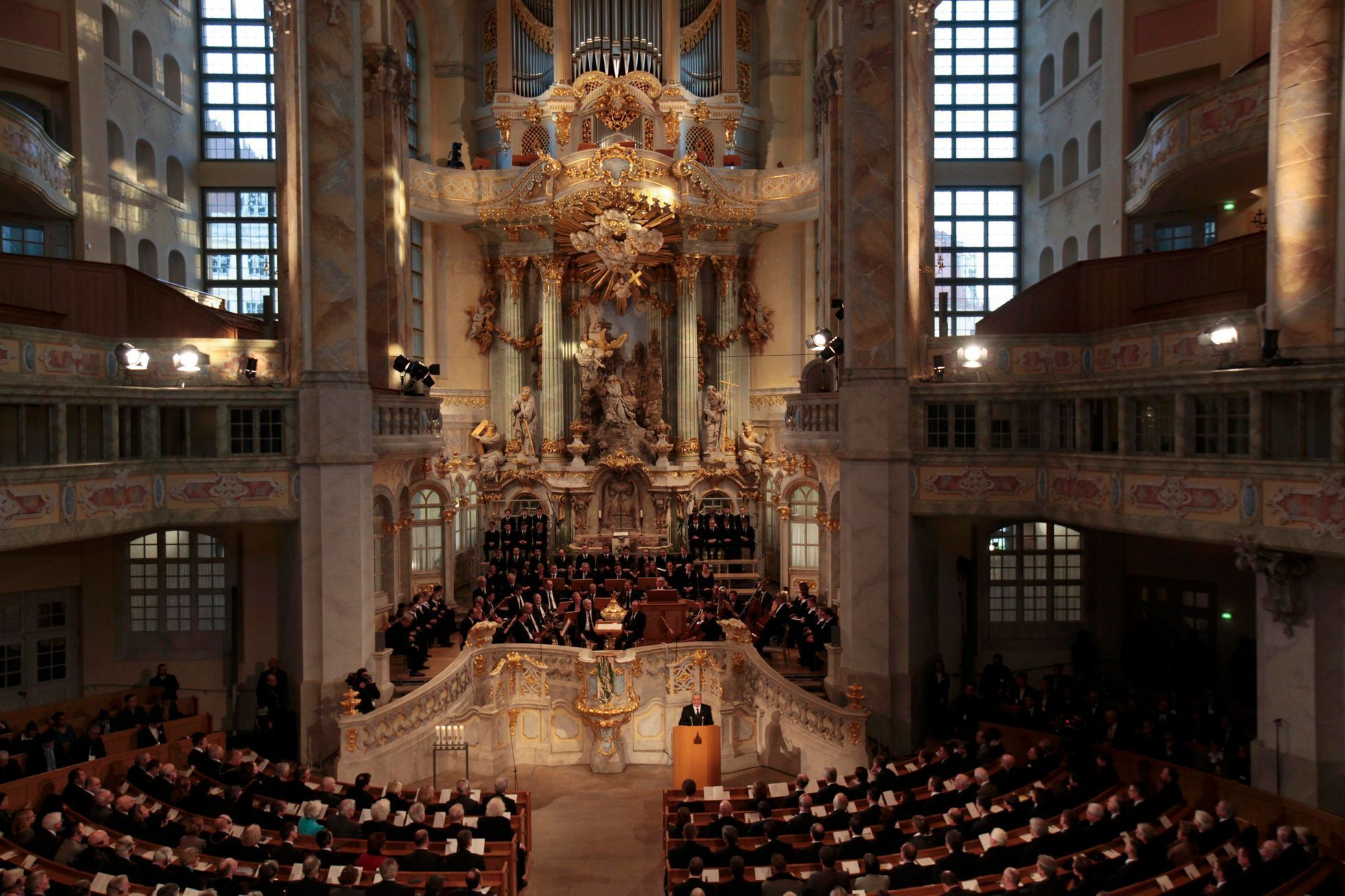 Páteční vzpomínkové shromáždění ve Frauenkirche.