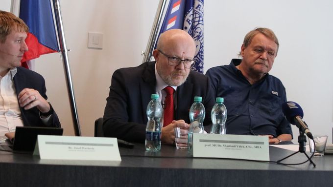 Ministr zdravotnictví Vlastimil Válek naslouchá naštvaným účastníkům setkání s názvem Quo vadis české zdravotnictví?