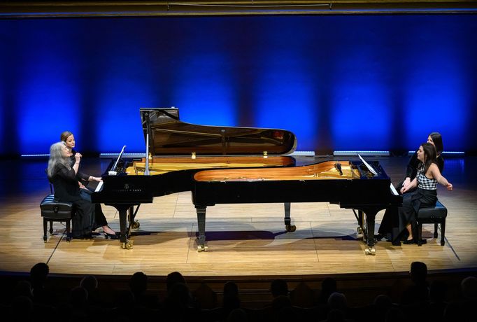 Snímek z vystoupení Marthy Argerich a Sophie Pacini na festivalu Dvořákova Praha.