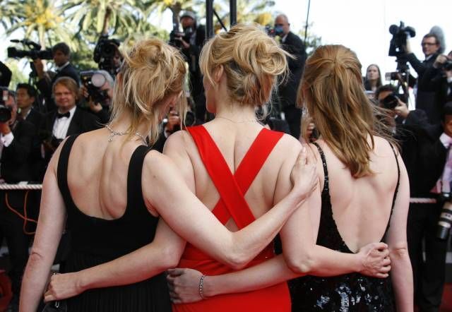 Odhalená záda hereček Anne Consignyové (zcela vlevo), Emmanuelle Seignerové a Marie-Josee Cozeové.
