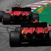 Sebastian Vettel a Charles Leclerc ve Ferrari ve Velké ceně Španělska 2020