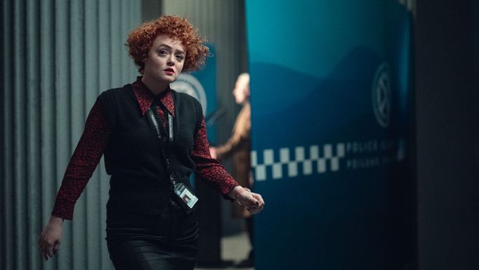 Leah Byrneová hraje postavu konstábla Rose Dicksonové se sympatickou bezprostředností.