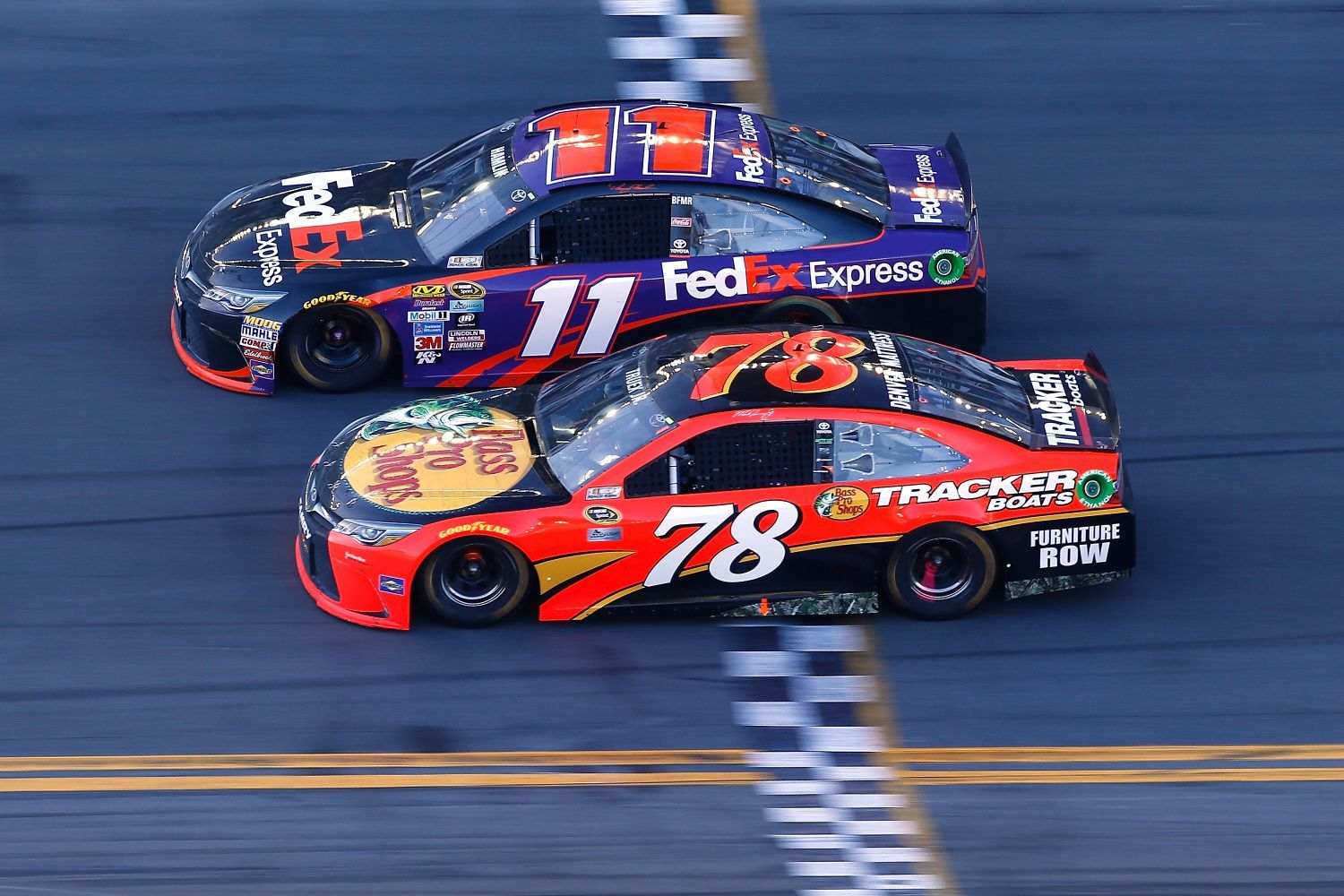 NASCAR 2016, Daytona 500: Denny Hamlin (11) a  Martin Truex Jr. (78)