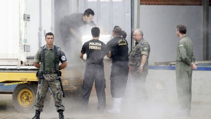 Brazilští vojáci připravují mrazicí boxy pro ostatky lidí, které nalezli v oceánu po pádu letadla Air France.