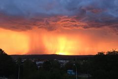 Víkend zkazí přeháňky a bouřky. Teploty se udrží kolem dvacítky