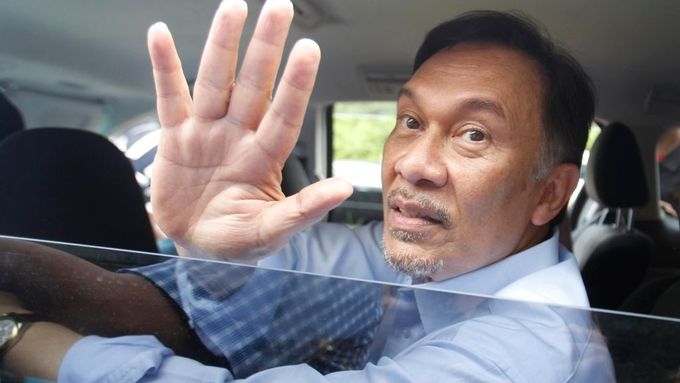 Anwar Ibrahím odjíždí od soudu spokojen.