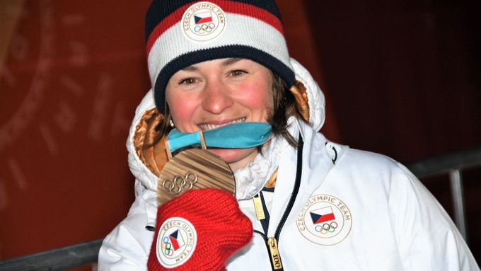 Veronika Vítková si chvíle s cenným olympijským kovem užila.