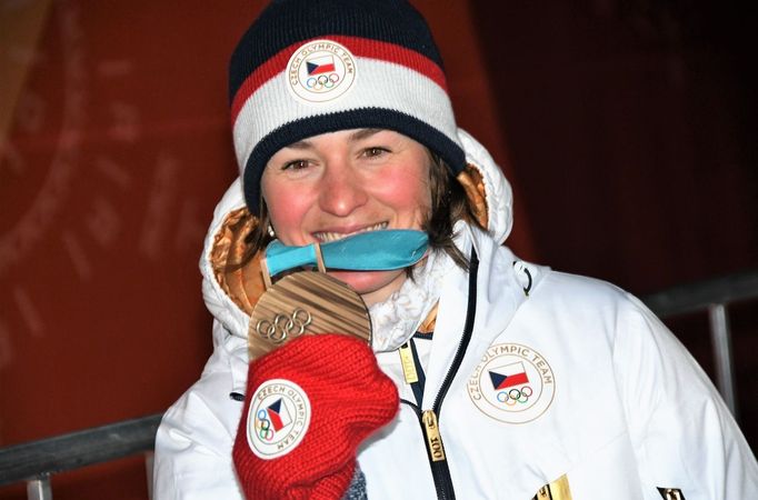 Veronika Vítková s bronzovou medailí ze sprintu biatlonistek na ZOH v Pchjongčchangu