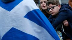 Zklamaní zastánci nezávislosti před parlamentem v Edinburghu