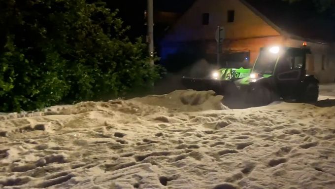 Silnice v Olešnici na Blanensku pokryla ve čtvrtek večer souvislá vrstva krup