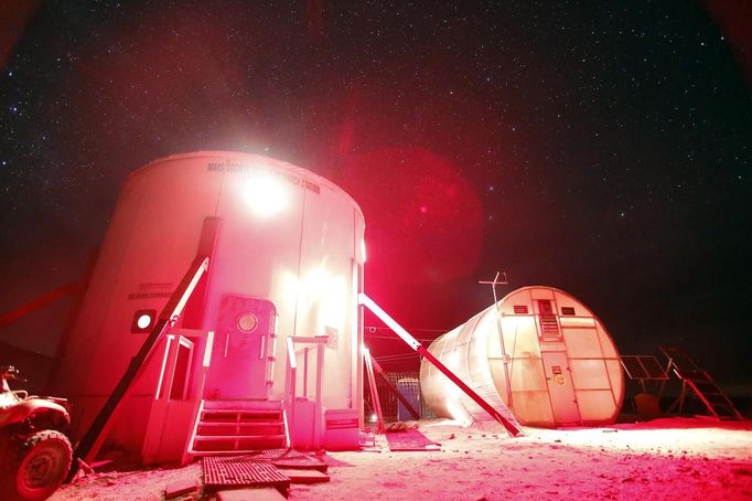 A view of the night sky above the Mars Desert Research Station (MDRS) is seen outside Hanksville in the Utah desert March 2, 2013. The MDRS aims to investigate the feasibility of a human exploration of Mars and uses the Utah desert's Mars-like terrain to simulate working conditions on the red planet. Scientists, students and enthusiasts work together developing field tactics and studying the terrain. All outdoor exploration is done wearing simulated spacesuits and carrying air supply packs and crews live together in a small communication base with limited amounts of electricity, food, oxygen and water. Everything needed to survive must be produced, fixed and replaced on site. Picture taken March 2, 2013. REUTERS/Jim Urquhart (UNITED STATES - Tags: SCIENCE TECHNOLOGY SOCIETY ENVIRONMENT) ATTENTION EDITORS: PICTURE 31 OF 31 FOR PACKAGE 'MARS IN THE DESERT' SEARCH 'JIM MARS' FOR ALL IMAGES Published: Bře. 11, 2013, 2:09 odp.