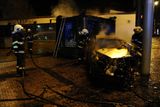 Mluvčí pražských hasičů Tomáš Hulan uvedl, že předběžná škoda na stánku je milion korun a na autě 150 000 korun.