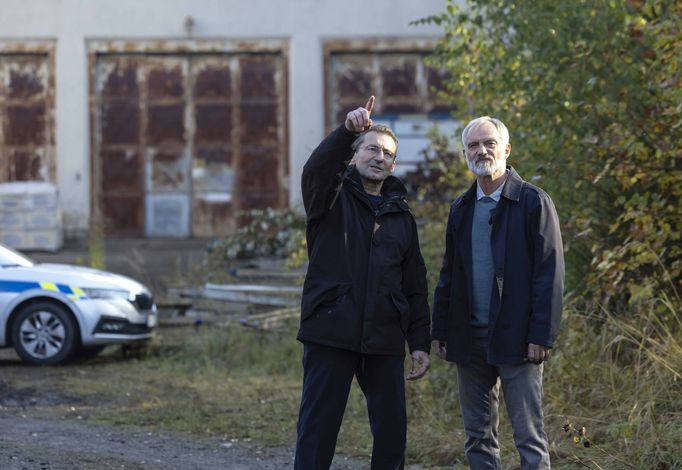 Ondřej Vetchý a Ivan Trojan v seriálu režiséra Jiřího Stracha Docent.