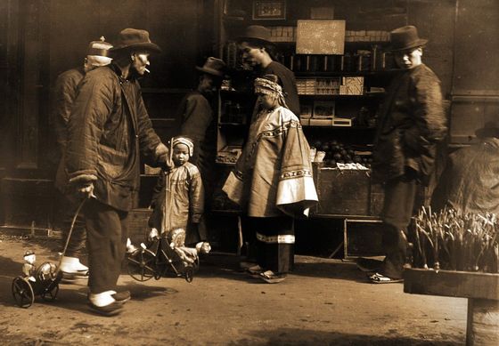 Obchodník s hračkami v sanfranciské čínské čtvrti, začátek 20. století, autorem fotografie je Arnold Genthe.