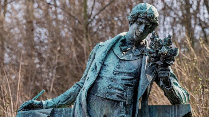 Festival Den poezie připomene básníka Karla Hynka Máchu, od jehož narození letos uplyne 215 let. Na snímku Máchova socha na pražském Petříně.