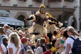 Byl tak zahájen třetí ročník festivalu Letní Letná, čtrnáctidenního setkání nového cirkusu, divadla, hudby a vizuálního umění na ploše za Kramářovou vilou v Praze.