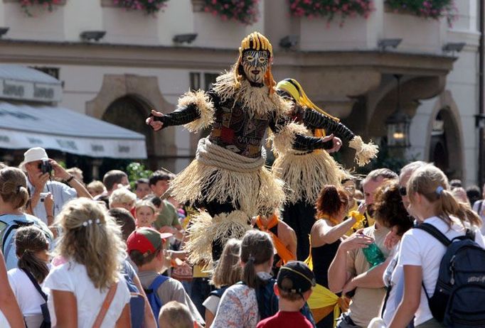 Byl tak zahájen třetí ročník festivalu Letní Letná, čtrnáctidenního setkání nového cirkusu, divadla, hudby a vizuálního umění na ploše za Kramářovou vilou v Praze.