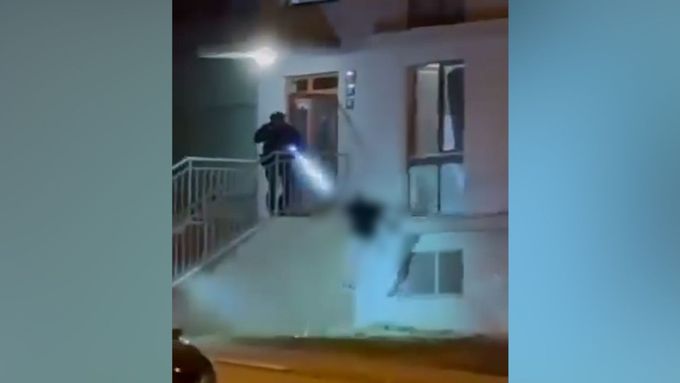 Svědci natočili policejní zásah v pražských Ďáblicích.