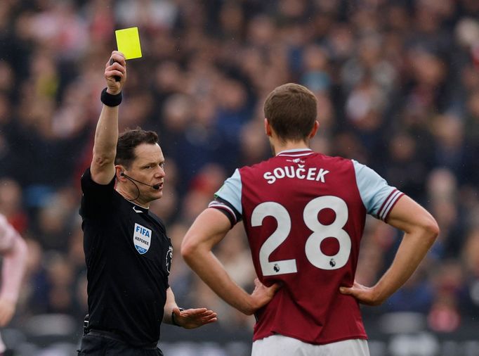 Tomáš Souček a rozhodčí Darren England