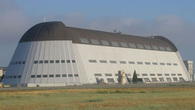 Hangár 1 na Moffett Field, který si také Google pronajal