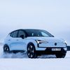 Volvo EX30, elektromobil, zima, jezero, led, zamrzlé jezero, jízda na zamrzlém jezeře