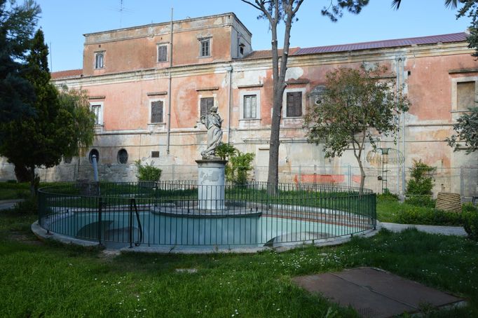 Villa Bonelli z konce 18. Století byla využívaná jako letní sídlo. Nachází se ve městě Barletta.